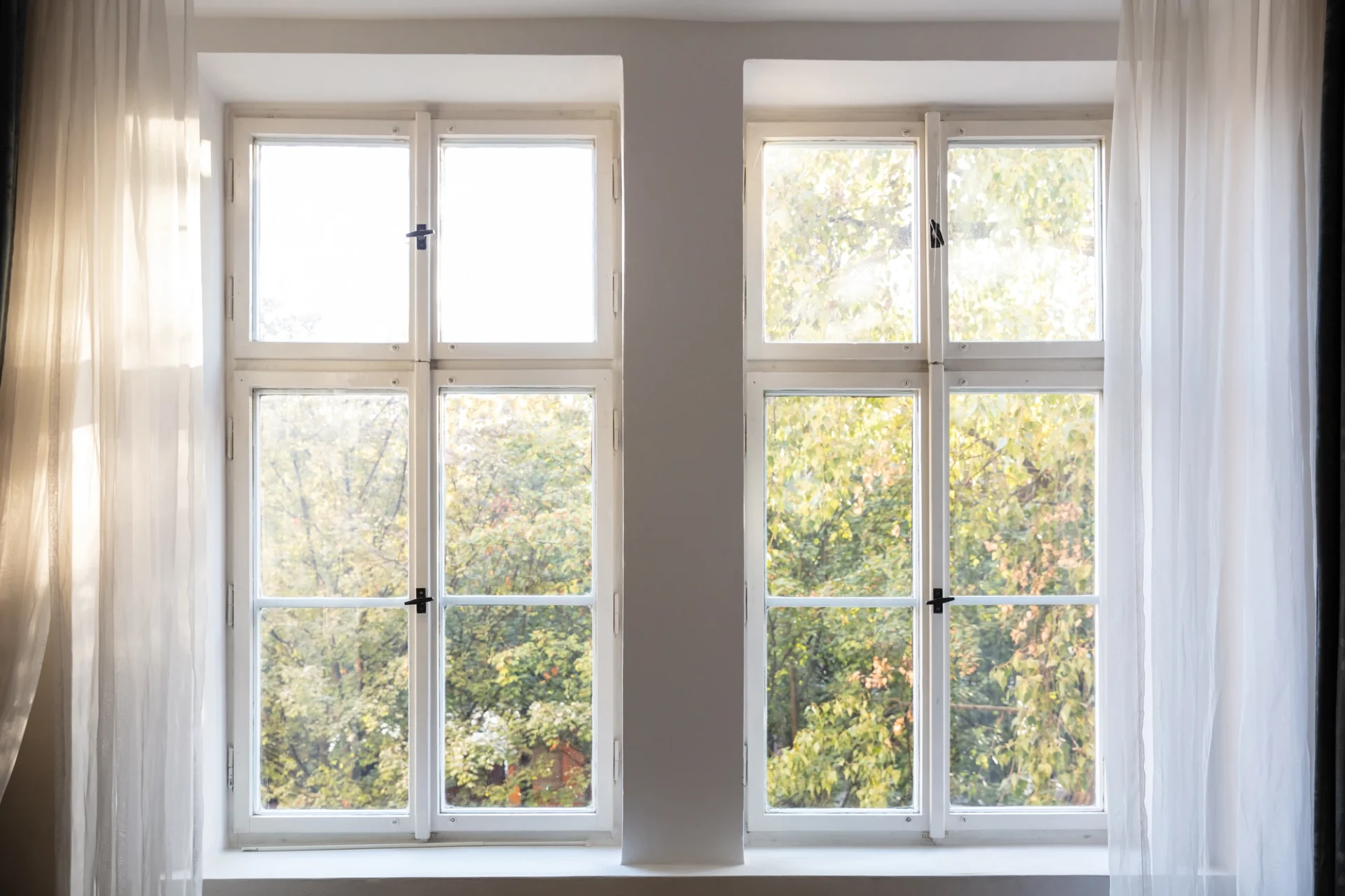 Amazing Replacement Windows St Augustine Beach Jacksonville Doors & Windows There are white windows inside the home.