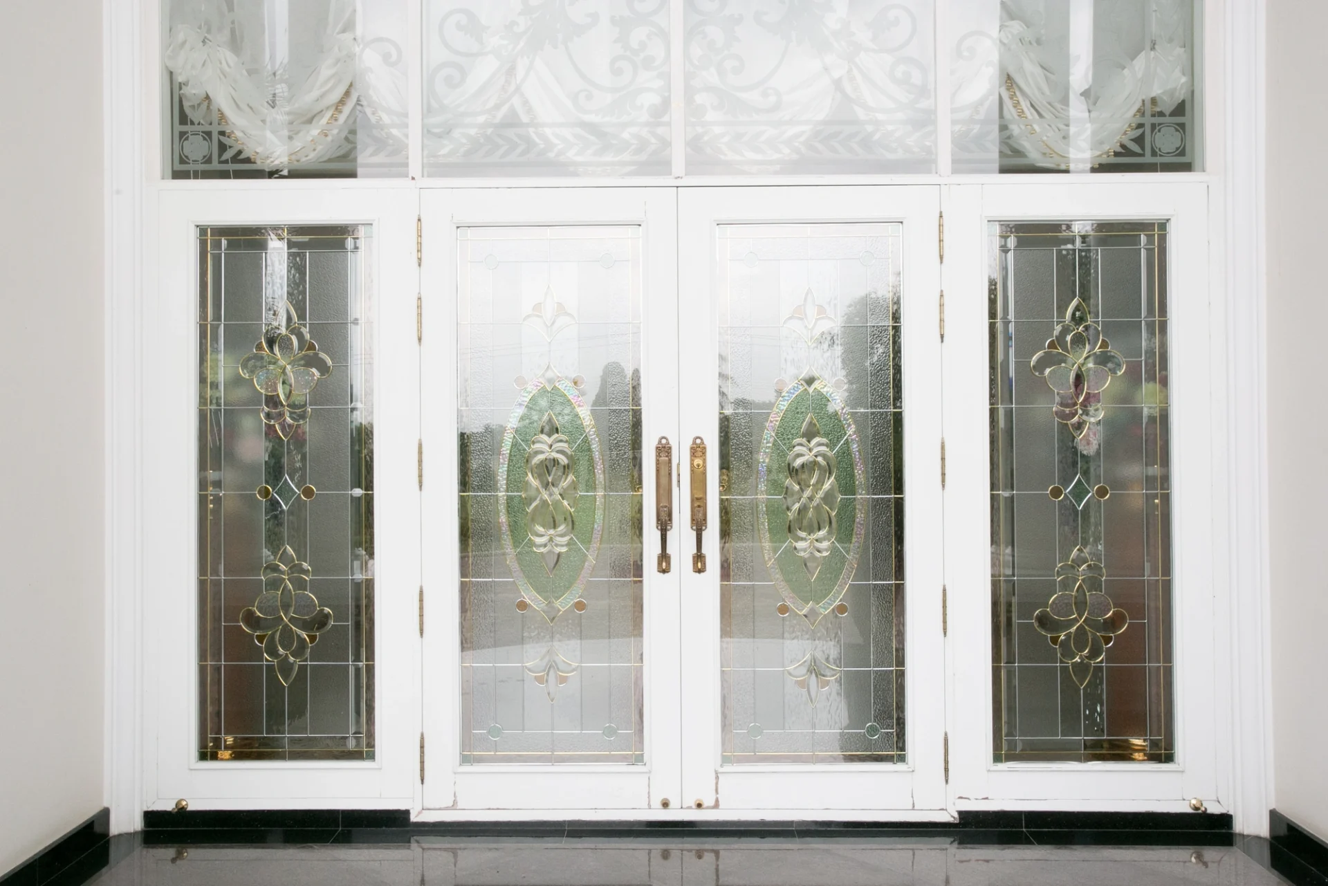 There is a stunning custom glass door with a white border.